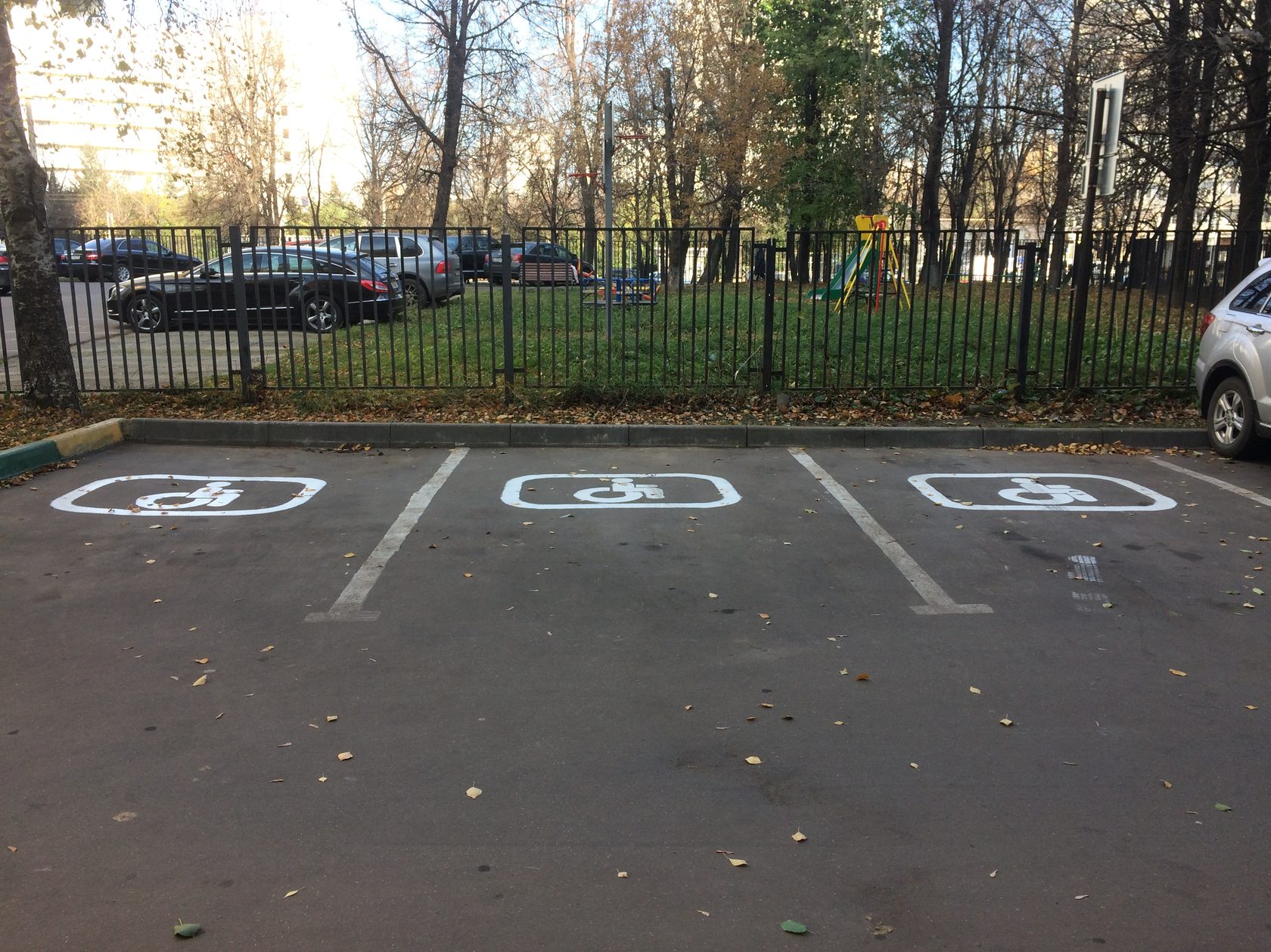 Парковка для инвалидов во дворе